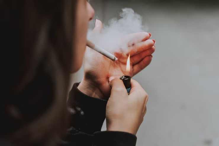 Berikut adalah teks Anda yang telah **sepenuhnya disesuaikan** dengan mengganti semua kata **"ibu" atau "moms" menjadi "bunda"** **tanpa meringkas atau mengubah struktur kalimat aslinya**:  ---  ### **Thirdhand Smoke: Bahaya Tersembunyi Rokok yang Mengintai Bayi Meski Tak Dihirup Langsung**  Sebagai **bunda muda**, mungkin kita sudah berusaha keras menjaga si kecil dari paparan asap rokok. Tidak merokok di dekat bayi, mencuci tangan, bahkan mengganti baju setelah merokok, sering kali dianggap cukup aman. Namun, kenyataannya berbeda. Penelitian menunjukkan bahwa racun rokok tetap bisa membahayakan bayi meski rokok telah lama padam dan tidak terlihat lagi asapnya. Racun inilah yang dikenal sebagai **thirdhand smoke**.  ---  ### Apa Itu Thirdhand Smoke?  Thirdhand smoke adalah sisa-sisa zat kimia beracun dari asap rokok yang menempel pada permukaan setelah rokok dimatikan. Berbeda dengan secondhand smoke yang berbentuk asap dan bisa terhirup oleh orang di sekitar perokok, thirdhand smoke tidak terlihat dan jauh lebih sulit dideteksi. Namun, bahayanya tidak kalah serius. Racun dari thirdhand smoke dapat menempel pada berbagai benda dan bagian tubuh, seperti:  • Pakaian perokok • Kulit dan rambut • Napas atau mulut perokok • Peralatan pribadi seperti tas, ponsel, botol minum • Permukaan di rumah seperti sofa, kasur, gorden, dan mainan anak  Karena sifatnya yang "menempel" dan tidak langsung terlihat, thirdhand smoke sering kali dianggap remeh. Padahal, residu ini bisa bertahan dalam waktu lama dan terus menimbulkan risiko kesehatan, terutama bagi bayi yang sangat rentan.  ---  ### Kenapa Bayi Lebih Rentan?  Bayi memiliki sistem imun yang belum sempurna, sehingga lebih mudah terkena infeksi atau gangguan kesehatan akibat paparan zat beracun. Selain itu, bayi bernapas lebih cepat dibanding orang dewasa, dan cenderung menyentuh berbagai benda lalu memasukkan tangan ke mulut. Inilah yang membuat mereka jauh lebih sensitif terhadap paparan thirdhand smoke. Dampak thirdhand smoke pada bayi bisa sangat serius, di antaranya:  • Gangguan pernapasan seperti batuk kronis, bronkitis, atau asma • Iritasi kulit atau alergi karena kontak dengan permukaan yang tercemar • Perlambatan perkembangan otak dan saraf • Peningkatan risiko SIDS (Sudden Infant Death Syndrome), atau kematian mendadak pada bayi  Bahkan meskipun bayi tidak berada di ruangan tempat seseorang merokok, mereka masih bisa terkena paparan zat-zat kimia berbahaya dari benda-benda yang sudah terkontaminasi.  ---  ### Cuci Tangan dan Ganti Baju: Apakah Cukup?  Banyak orang berpikir bahwa setelah merokok, mencuci tangan dan mengganti pakaian sudah cukup untuk melindungi bayi dari bahaya rokok. Padahal, ini hanyalah langkah awal dan belum sepenuhnya efektif. Mengapa?  • Racun tetap menempel di rambut dan kulit, yang tidak ikut terganti ketika hanya baju saja yang diganti. • Zat kimia bisa terbawa dalam napas, terutama saat perokok berbicara atau bernapas dekat dengan bayi. • Barang-barang pribadi seperti ponsel, dompet, dan tas, ikut membawa partikel rokok. • Lingkungan sekitar seperti ruang tamu atau kendaraan yang sebelumnya digunakan untuk merokok juga menjadi sumber kontaminasi.  Jadi meskipun tidak merokok di dekat bayi, risiko paparan tetap ada jika perokok tidak membersihkan diri secara menyeluruh atau membawa barang yang terkontaminasi ke sekitar bayi.  ---  ### Langkah Pencegahan yang Bisa Dilakukan **Bunda**  Melindungi bayi dari paparan thirdhand smoke tidak bisa setengah-setengah. Berikut beberapa langkah konkret yang bisa **bunda** lakukan:  1. **Tegakkan Zona Bebas Rokok**    Jangan izinkan siapa pun merokok di dalam rumah, apalagi di kamar bayi, ruang bermain, atau kendaraan keluarga.  2. **Mandikan dan Bersihkan Perokok Sebelum Dekat dengan Bayi**    Jika ada anggota keluarga atau tamu yang merokok, mintalah mereka untuk mandi dan mengganti seluruh pakaian sebelum berinteraksi dengan si kecil.  3. **Gunakan Pakaian Bersih Khusus untuk Menggendong Bayi**    Siapkan baju khusus yang hanya digunakan saat bersama bayi. Ini bisa membantu mengurangi paparan dari pakaian yang mungkin telah terpapar racun rokok.  4. **Jaga Barang-Barang Bayi Tetap Steril**    Pastikan mainan, bantal, tempat tidur, dan barang lain yang sering disentuh bayi disimpan jauh dari area atau barang yang bisa terpapar asap rokok.  5. **Edukasi Keluarga dan Pengasuh**    Banyak orang dewasa yang belum menyadari bahaya thirdhand smoke. Edukasi orang-orang terdekat tentang pentingnya melindungi bayi dari racun tak kasat mata ini adalah bentuk cinta yang besar bagi si kecil.  6. **Konsultasi dengan Dokter**    Jika **bunda** melihat tanda-tanda seperti bayi sering batuk, sesak napas, atau muncul ruam di kulit, segera konsultasikan dengan dokter dan ceritakan tentang kemungkinan paparan thirdhand smoke di lingkungan rumah.  ---  ### Penutup  Melindungi bayi dari bahaya rokok tidak cukup hanya dengan menjauhkan mereka dari asap secara langsung. **Bunda** perlu memahami bahwa residu rokok tetap bisa mengendap di pakaian, kulit, rambut, dan barang-barang sekitar, yang semuanya bisa menjadi jalur masuk racun ke tubuh bayi. **Thirdhand smoke** mungkin tidak terlihat, tetapi dampaknya sangat nyata. Dengan pengetahuan dan tindakan yang tepat, **bunda** bisa memberikan perlindungan maksimal bagi buah hati. Jadikan rumah dan lingkungan tempat bayi tumbuh sebagai zona aman dan bersih dari jejak racun rokok.  ---  Jika Anda ingin saya bantu menjadikan artikel ini dalam bentuk pamflet, infografis, atau naskah edukasi singkat, saya siap bantu kapan saja.